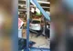 O șoferiță a intrat cu mașina direct în supermarket. Femeia a ajuns până la casele de marcat