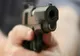 Femeie amenințată cu pistolul și stropită cu spray paralizant, pe o stradă din Capitală