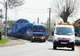 Transport agabaritic în Ilfov. Vehiculul transportă o instalaţie de foraj