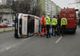 Ambulanţă privată, răsturnată în urma unui accident rutier, pe şoseaua Viilor. Două persoane transportate la spital